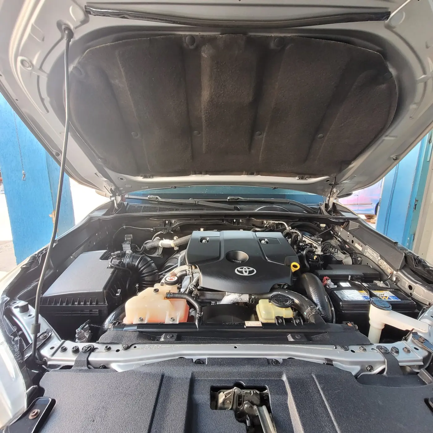 Motor de Toyota Hilux limpo e detalhado